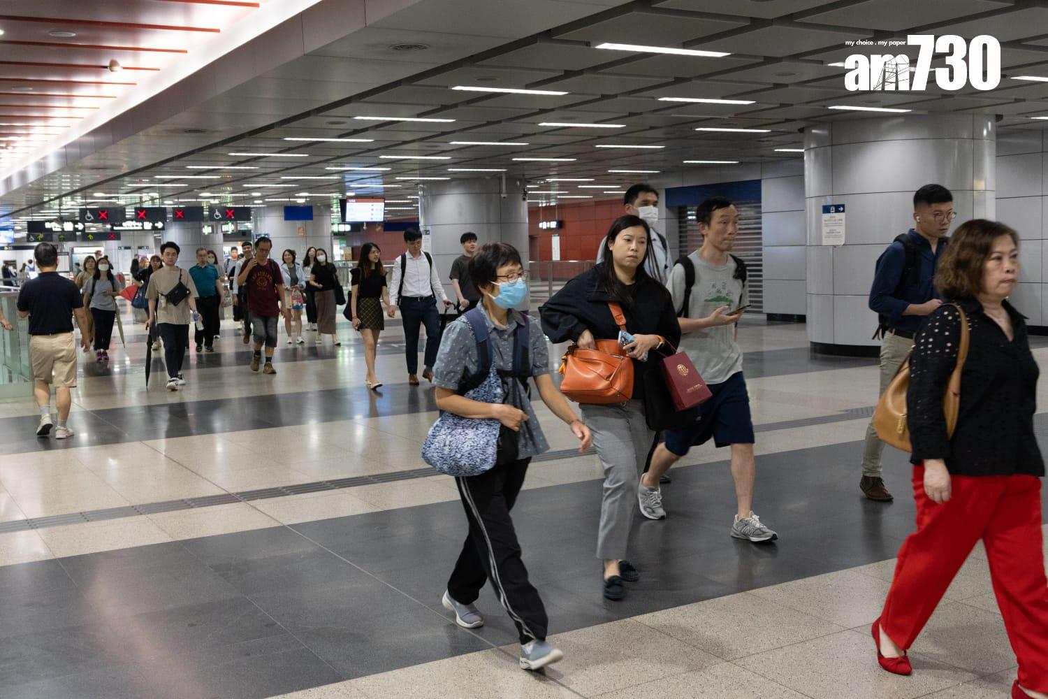 颱風樺加沙| 天文台於下午2時20分改發八號前夕,市民下班回家。(周令知攝)