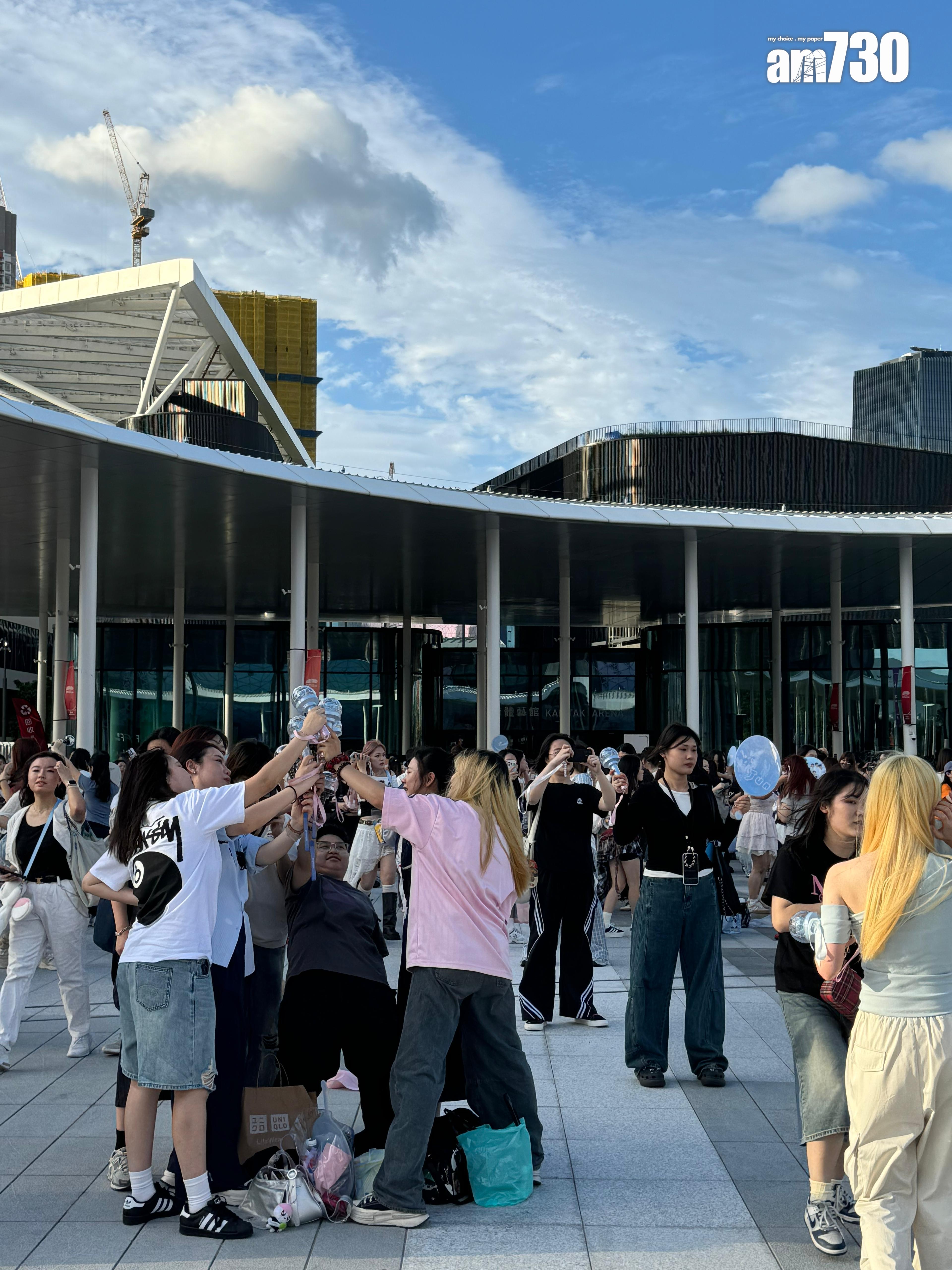 啟德主場館外有大批歌迷打卡等入場。
