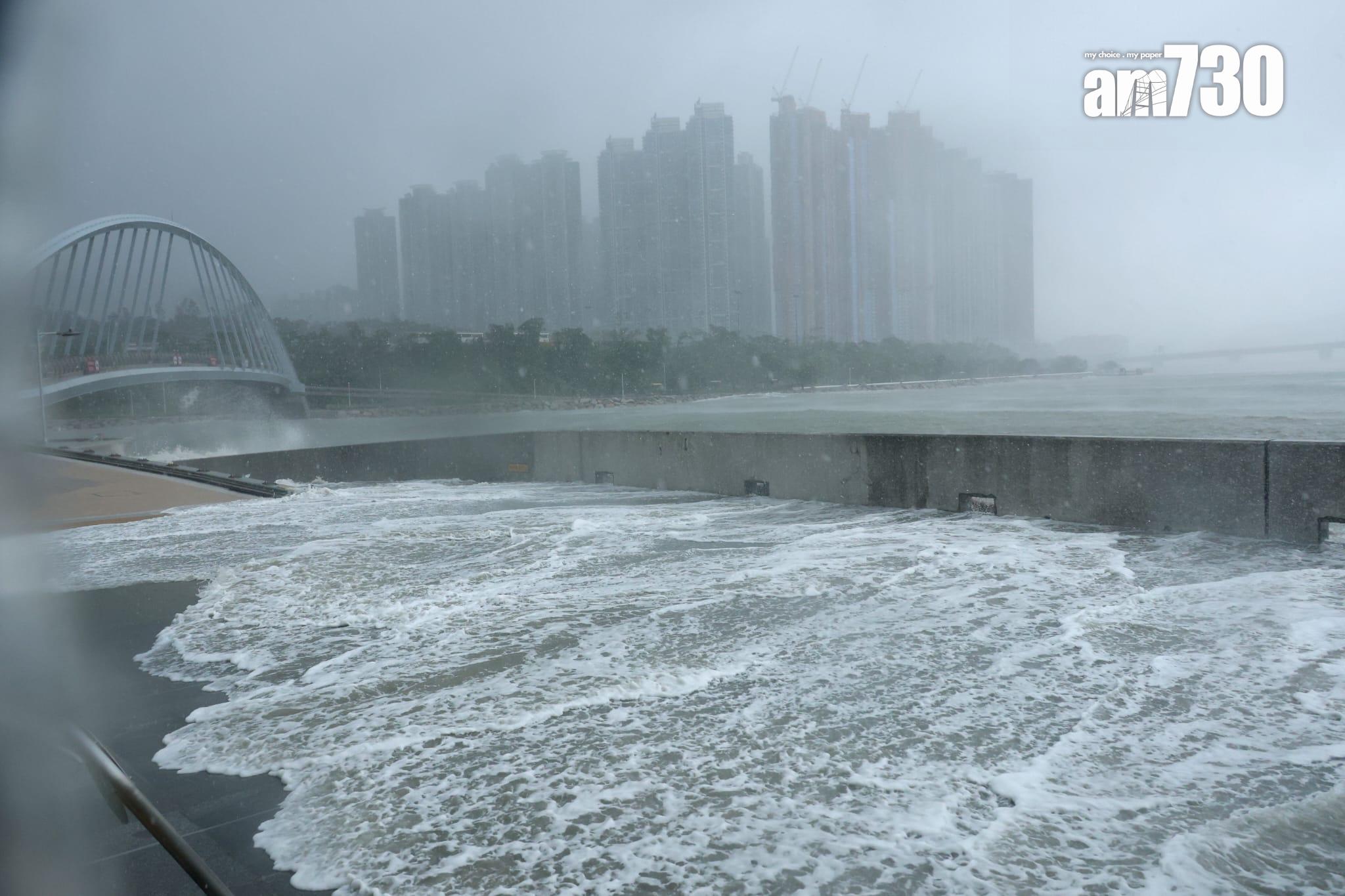 颱風樺加沙|十號波下將軍澳海水直接湧岸(林俊源攝)