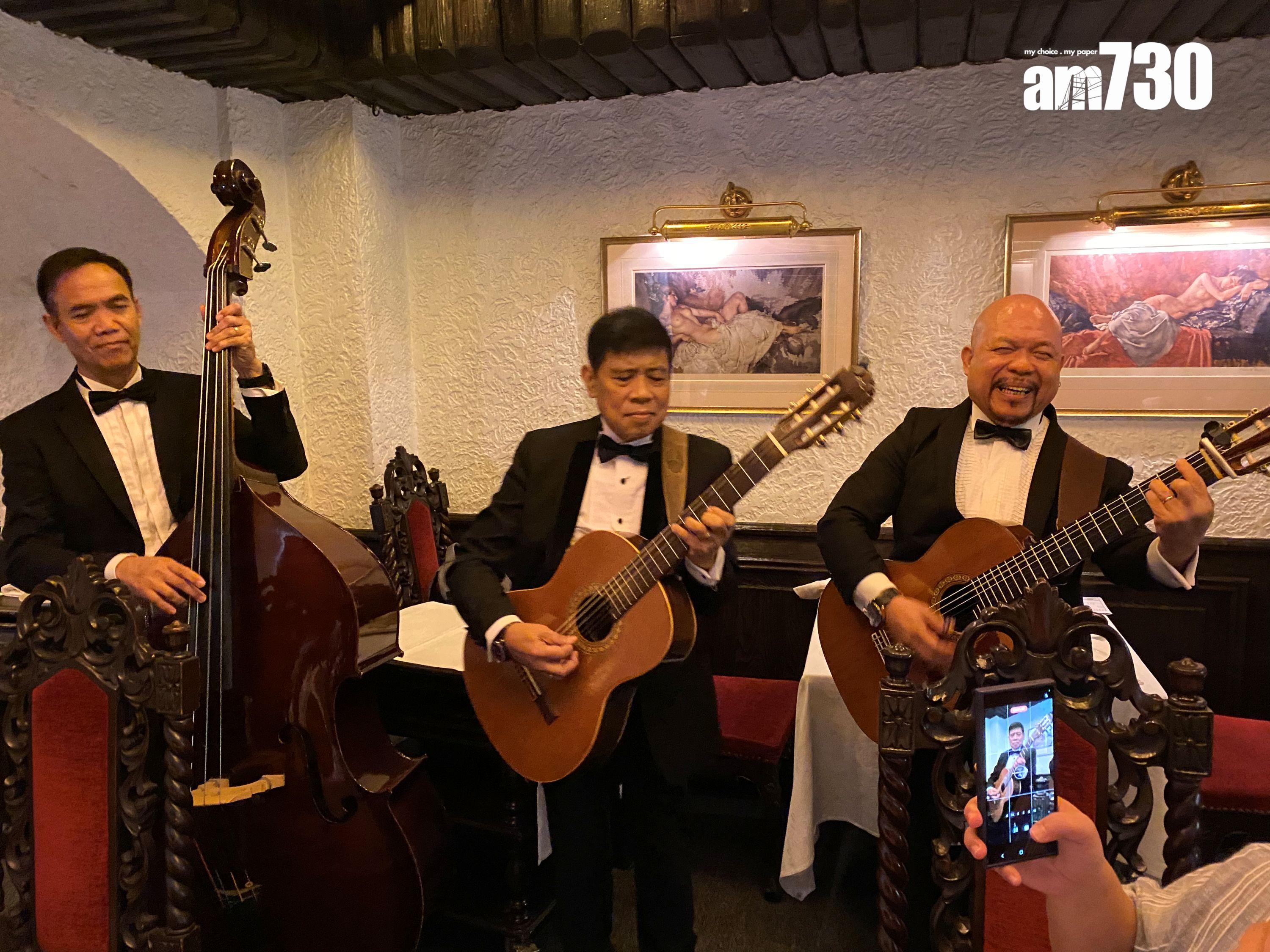 Amigo中年好聲音、來自菲律賓的Jerry(右),為客人獻唱情歌接近20年,連名曲月亮代表我的心都懂得唱。(吳康琦攝)