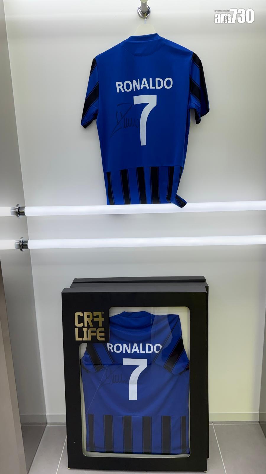 CR7 LIFE官方店@時代廣場,C朗拿度簽名版安多里尼亞球衣公開發售,每件連展示框售1.6萬元。
