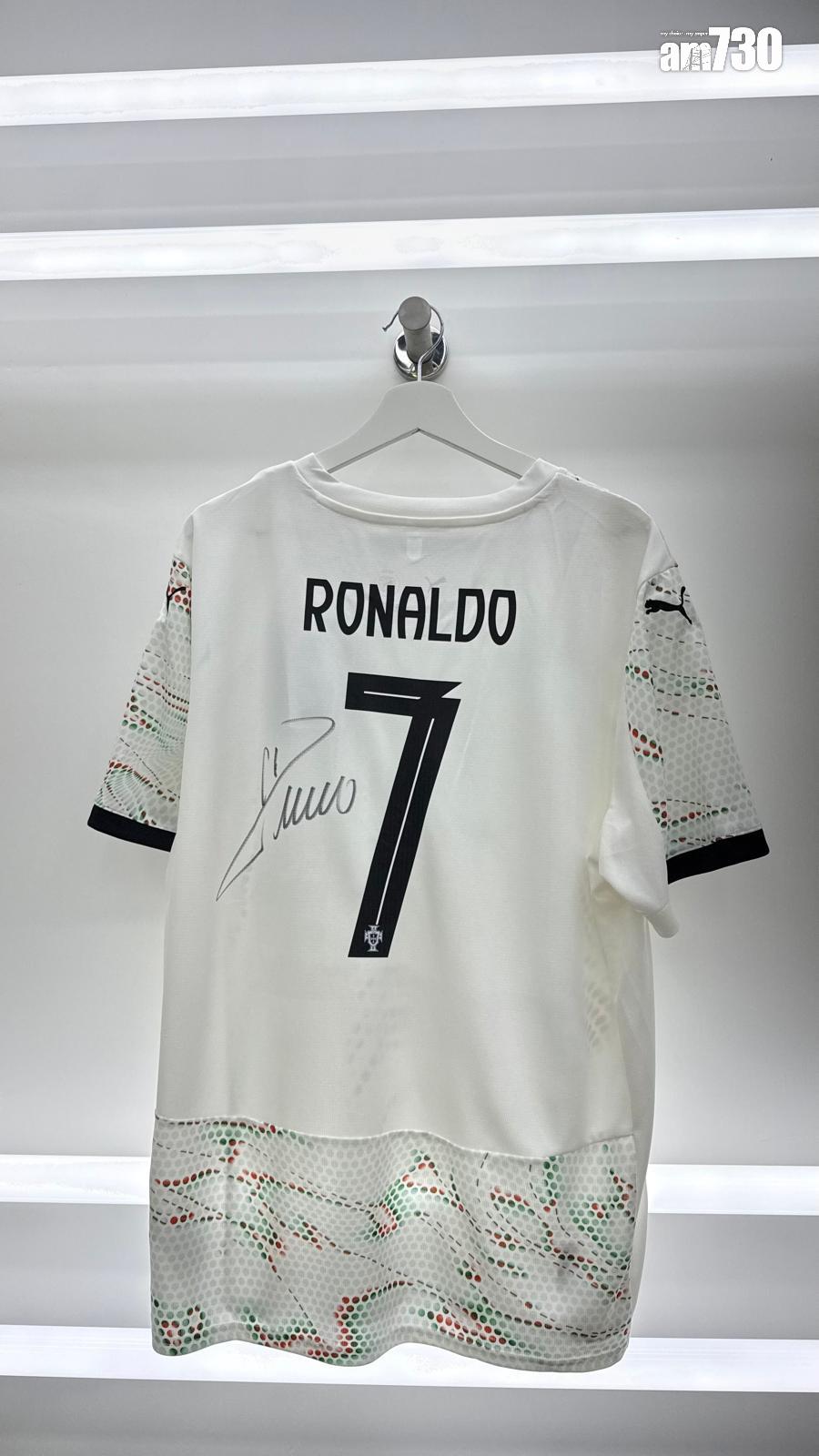 CR7 LIFE官方店@時代廣場,C朗拿度簽名版葡萄牙球衣公開發售。