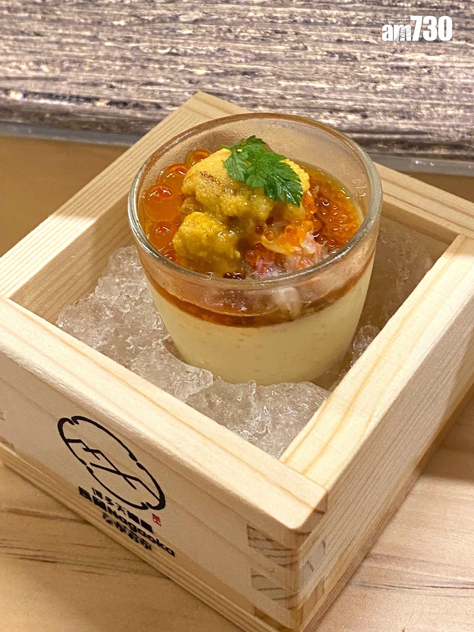 廚師發辦以充滿海洋氣息的海膽蟹肉三文魚子布甸揭開序幕。