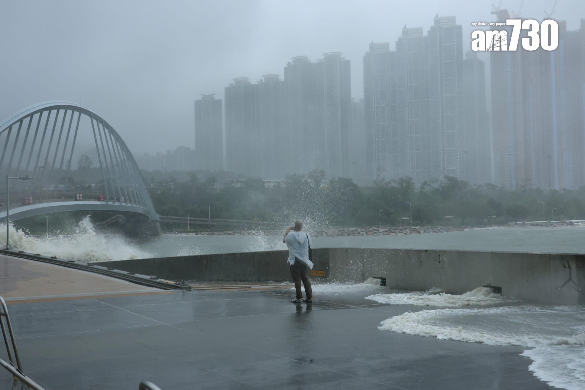 將軍澳出現海水倒灌情況。(林俊源攝)