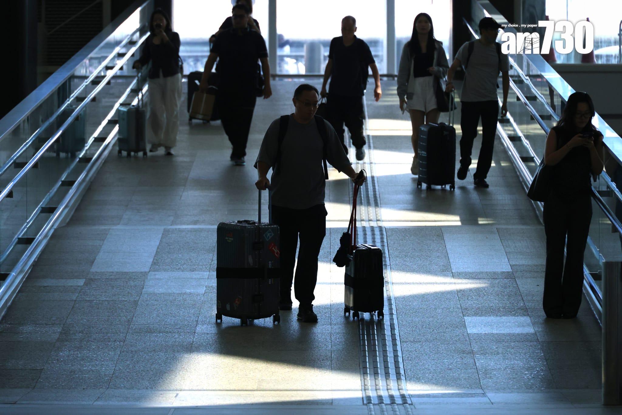 不少市民及旅客提早到機場辦理登記手續。(林俊源攝)