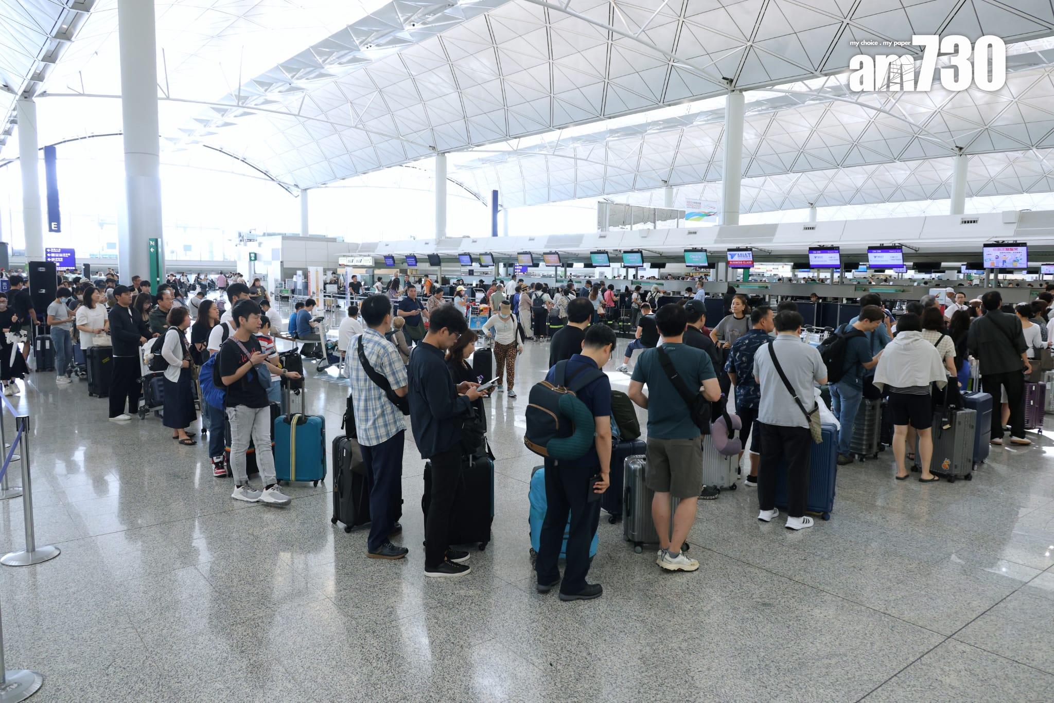 登機櫃位於清晨時分一度排長龍。(林俊源攝)