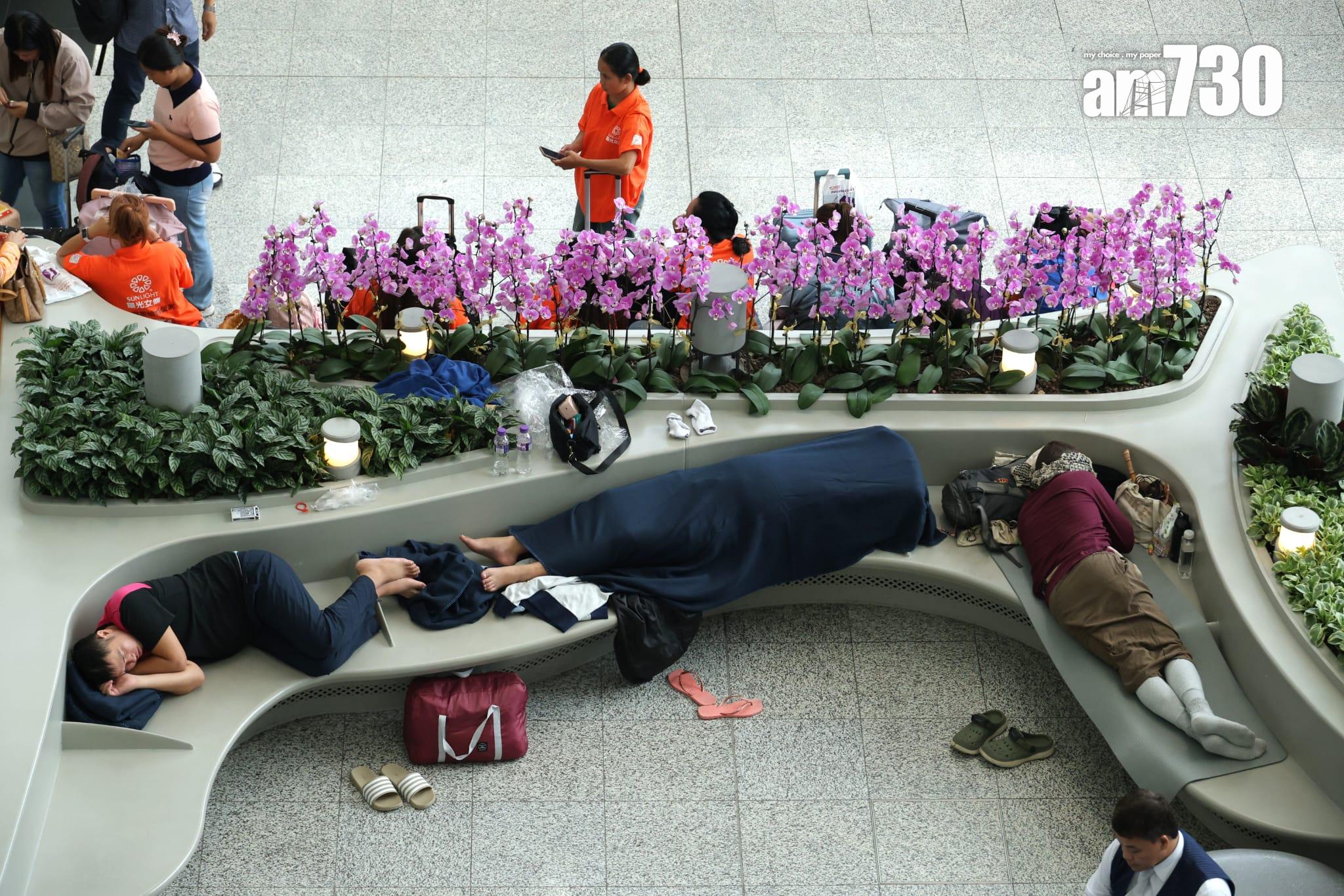 有旅客因航班延遲三日而滯留機場。(林俊源攝)