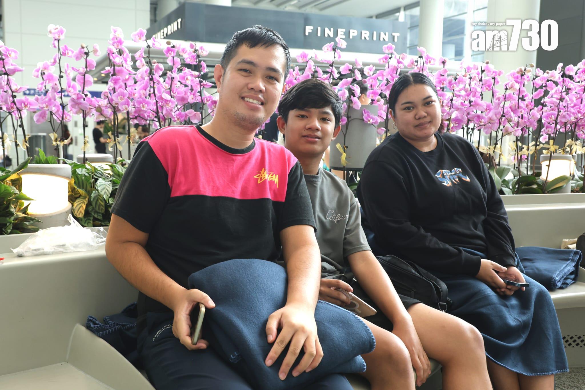 菲律賓旅客JD與其家人本來乘搭23號下午5時的航班,最終改期至今日下午3時以後出發。(林俊源攝)