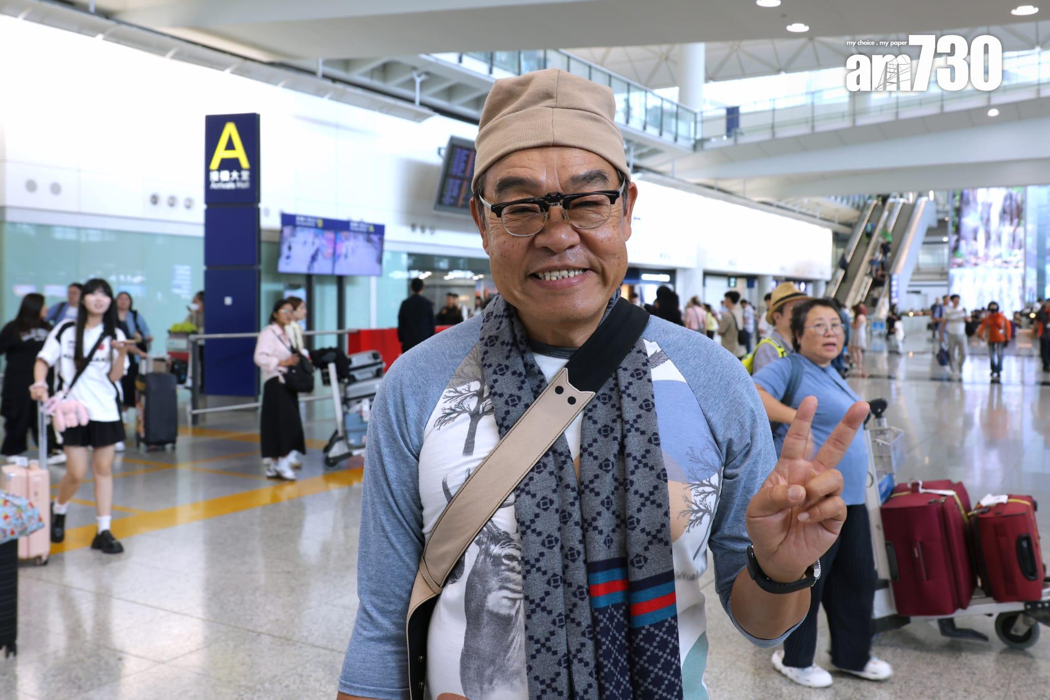 到南京遊玩的Danny與其親友從上海回港,航班受颱風影響從23延遲到今日回程。(林俊源攝)