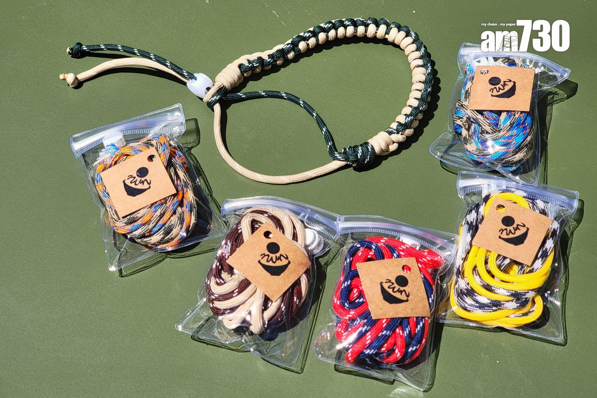 只要購買任何兩杯甜品,即送一個繩結包,有六種顏色隨機附送。數量有限,送完即止。