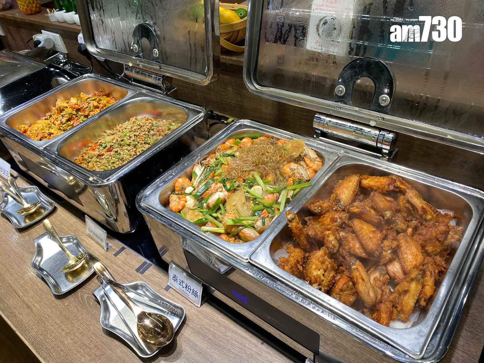 放題自助泰式熱食有炒肉碎、泰式粉絲、炸雞翼。