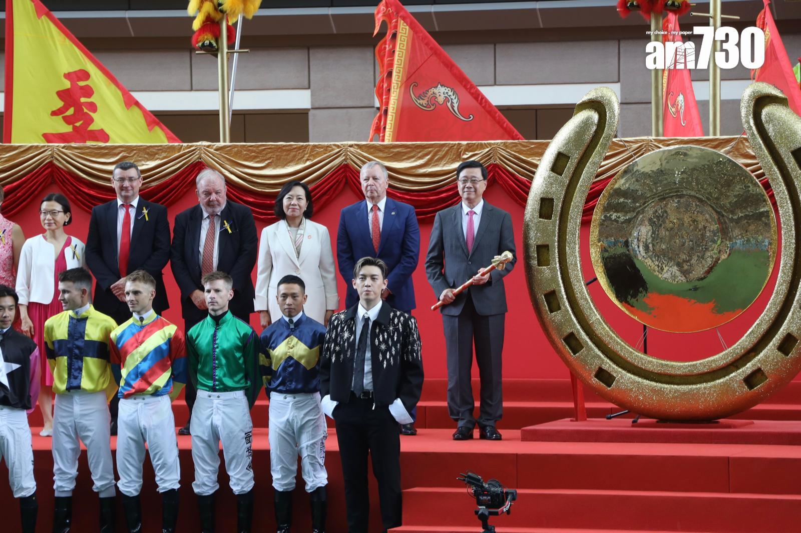 MC張天賦與騎師平排合照,有身高優勢,充滿自信。(娛樂組攝)