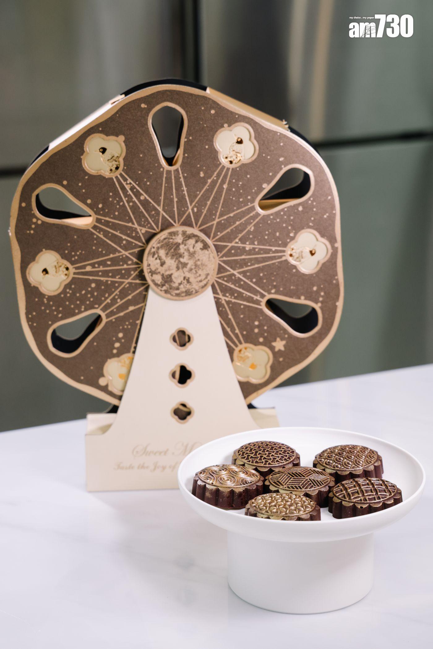 杜拜朱古力開心果拉絲麻糬月餅 (1盒6個$528) 摩天輪設計禮盒有得食有得玩。(吳康琦攝)