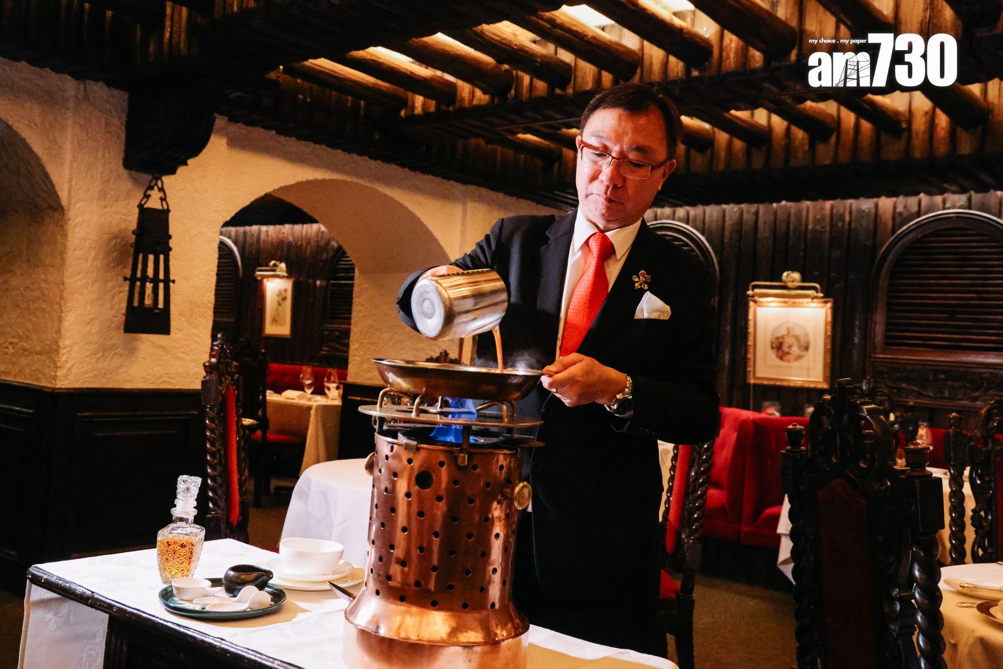 招牌龍蝦湯由開業供應至今,經理推餐車席前將鮮龍蝦尾煎香,然後用火爐煮熱龍蝦湯。(吳康琦攝)