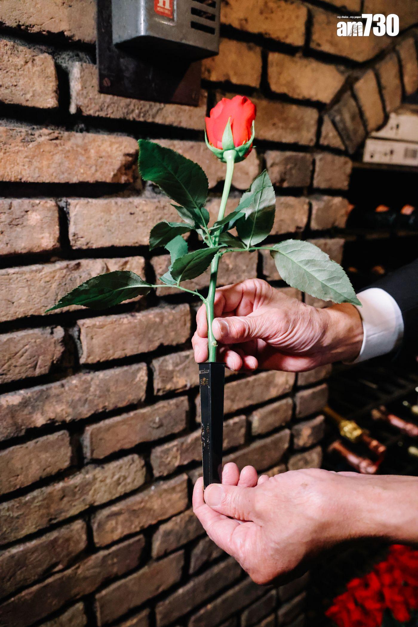 70年代至今仍堅持貼心傳統,晚市送贈紅玫瑰給每位女客人。(吳康琦攝)