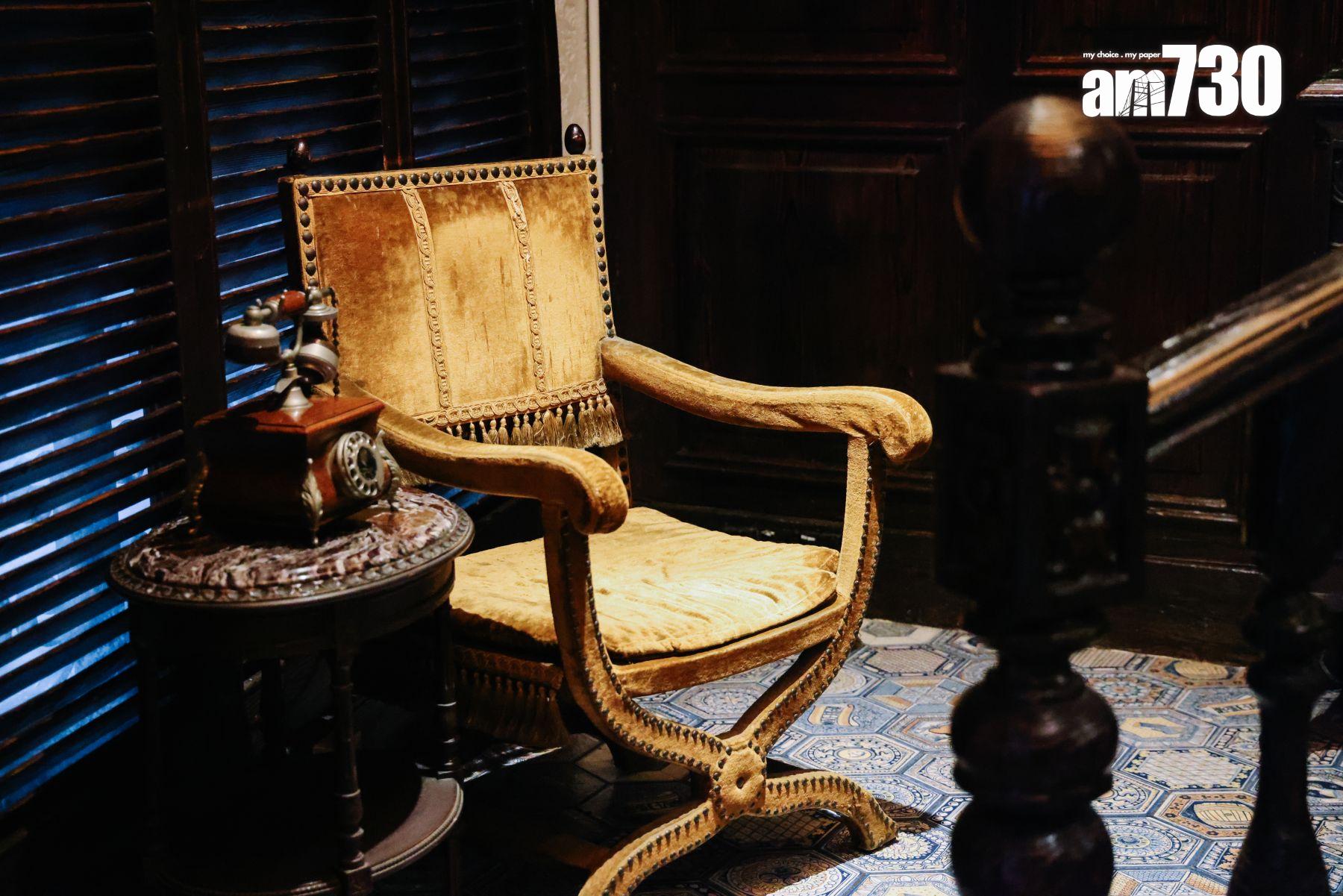 近門口擺放了第一屆香港小姐冠軍孫泳恩加冕坐過的椅子。(吳康琦攝)