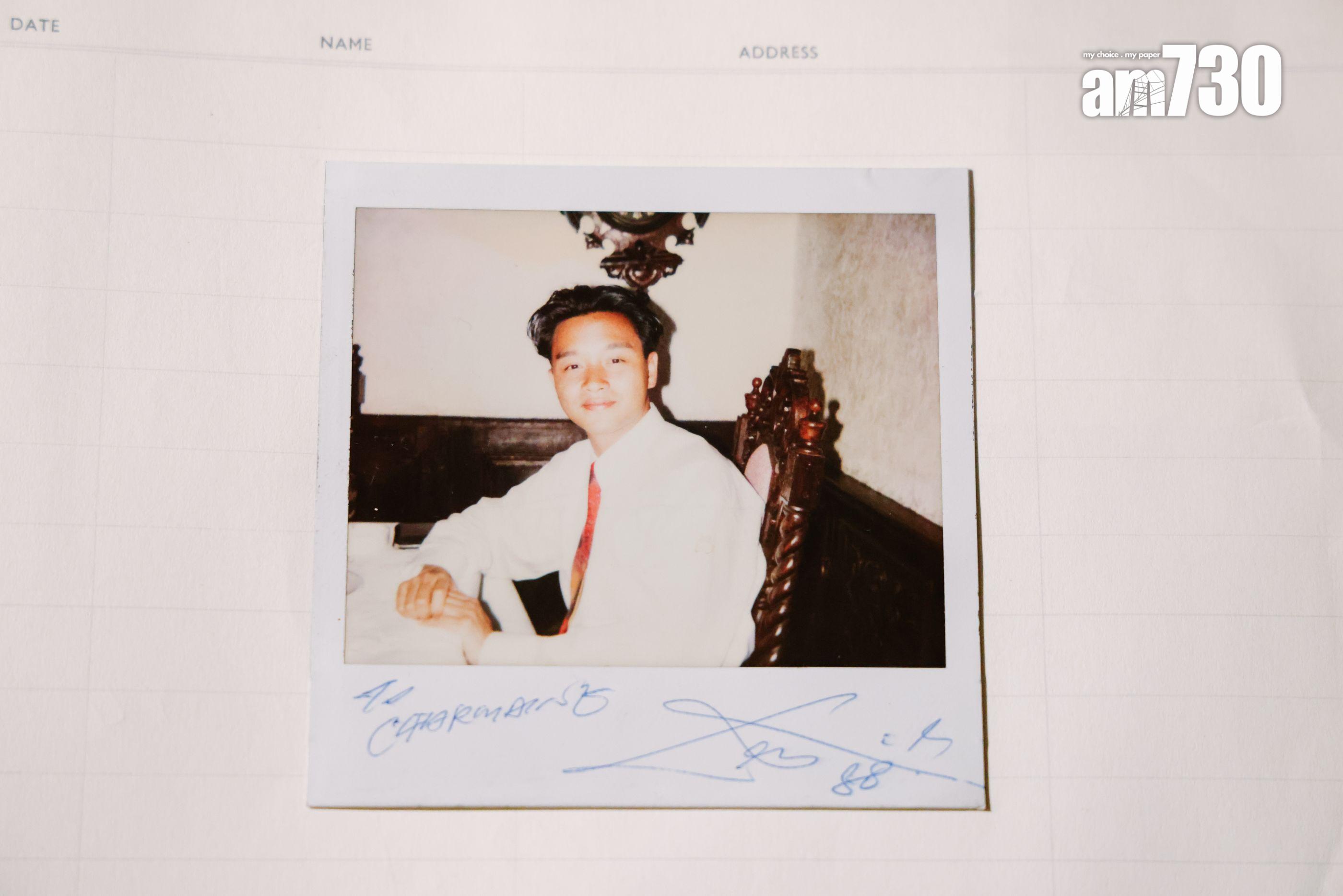 紀念冊內頁珍藏張國榮燦爛笑容的親筆簽名照。(吳康琦攝)