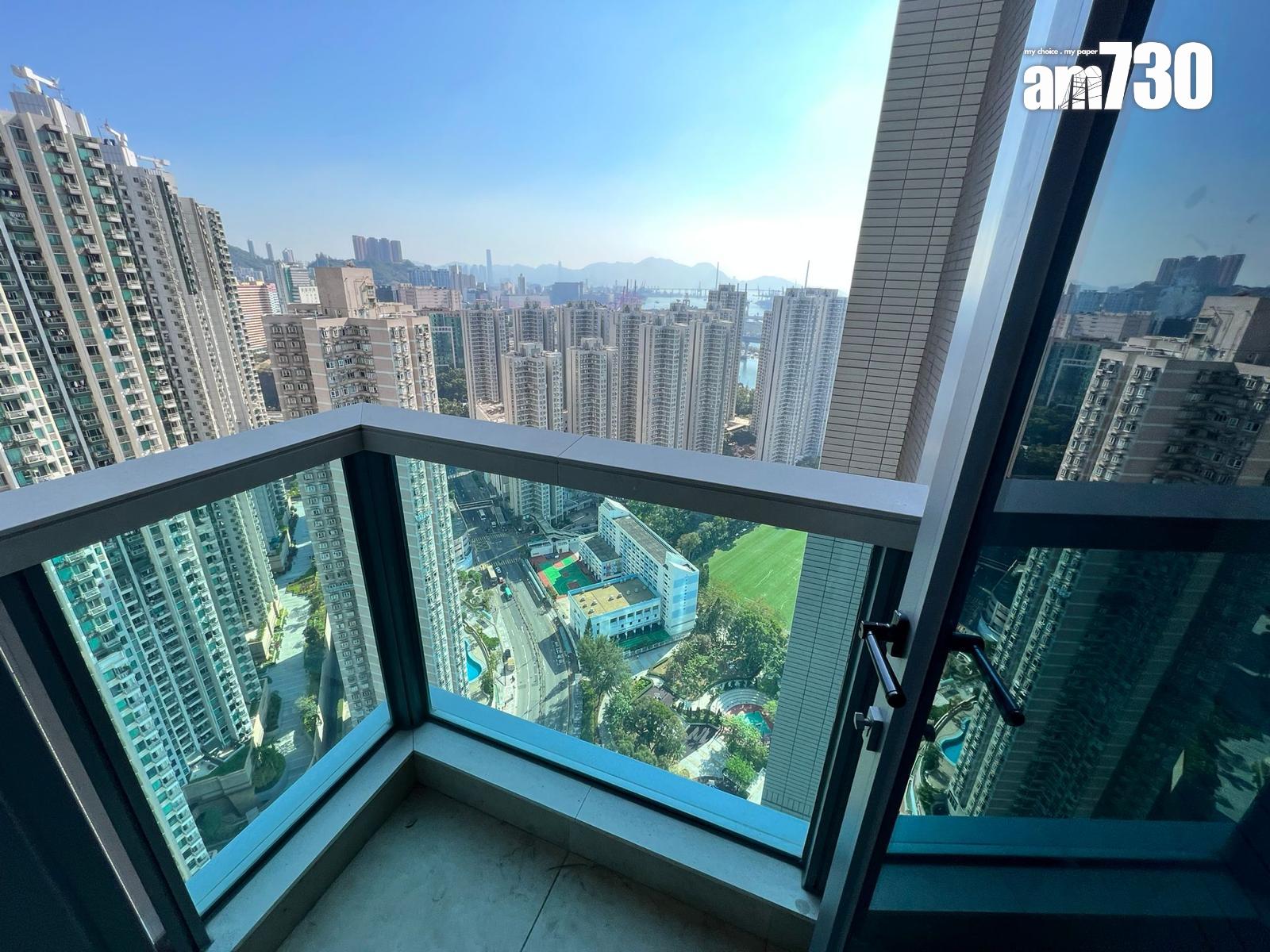 荃灣柏傲灣高層海景一房蝕讓盤,設有小露台,望開揚市景、球場景及部分海景。 (代理提供)