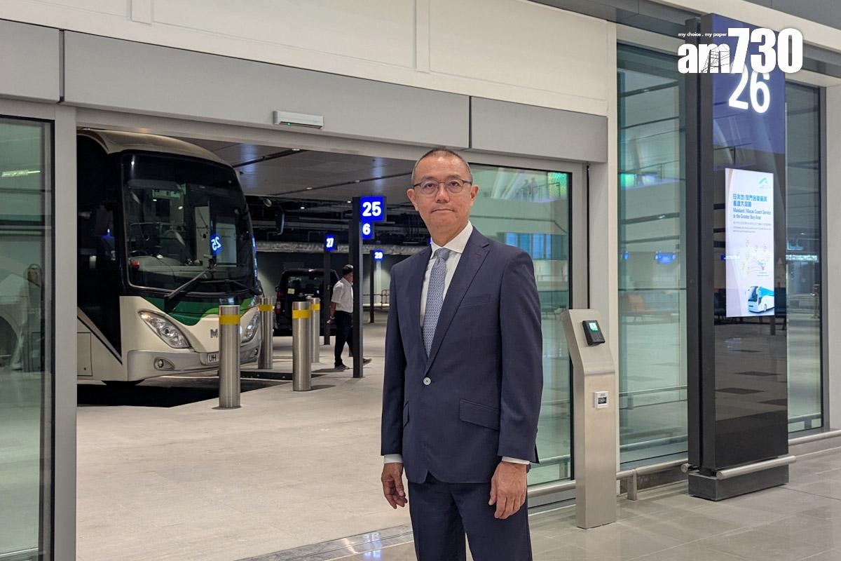 姚兆聰形容新的二號客運大樓比以往「大咗、靚咗、闊咗」。(羅庸軒攝)