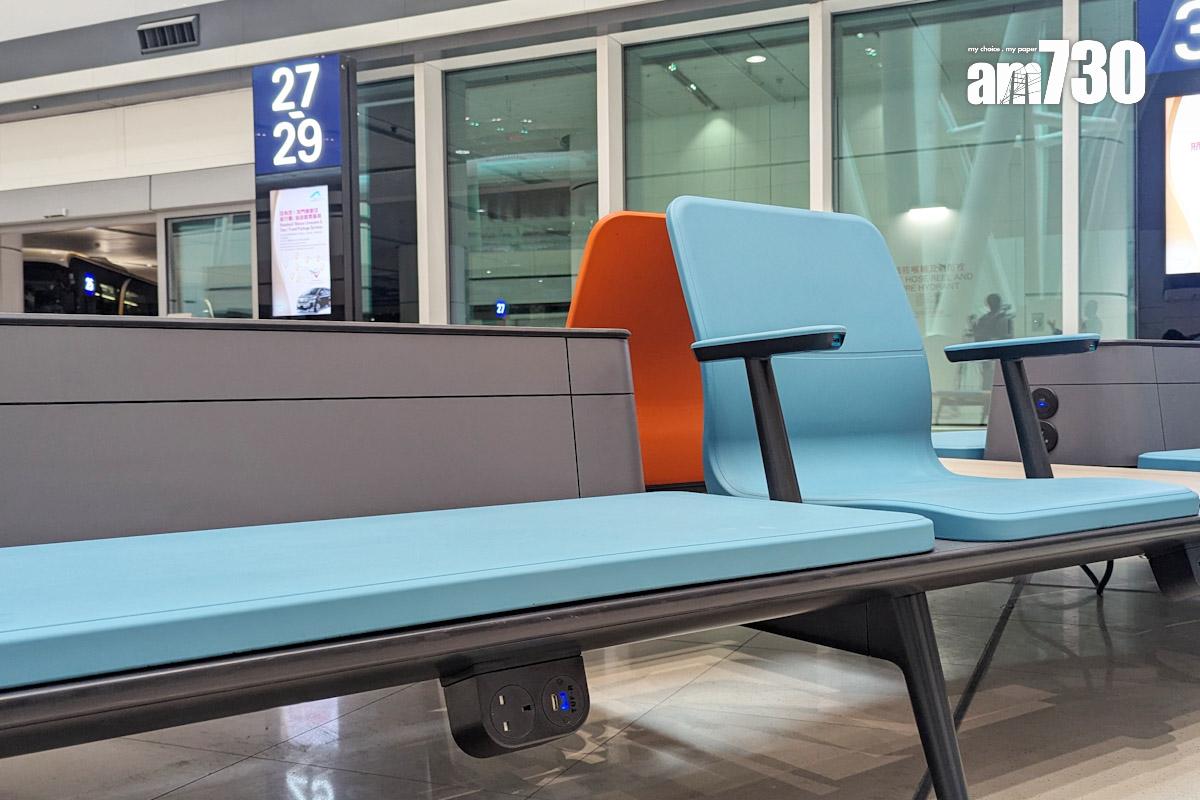 新二號客運大樓旅遊車大堂座位設有插座和USB插頭。(羅庸軒攝)