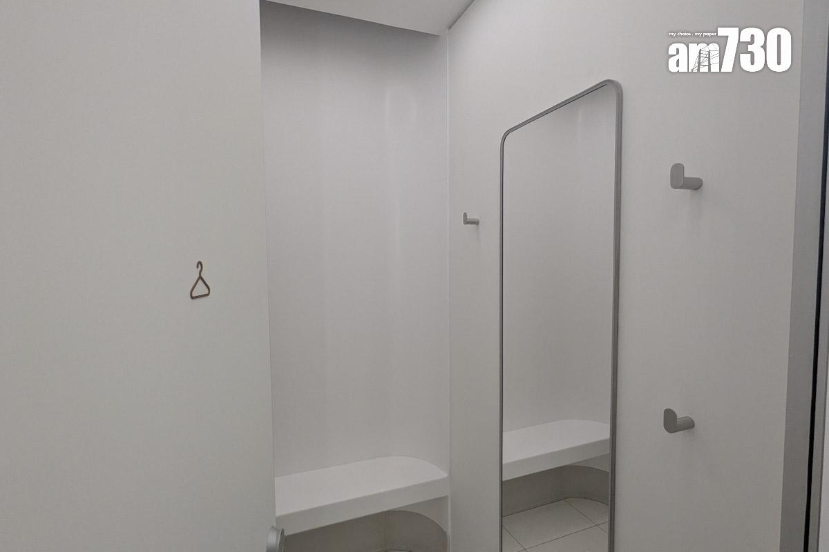 新二號客運大樓的洗手間設有更衣室。(羅庸軒攝)