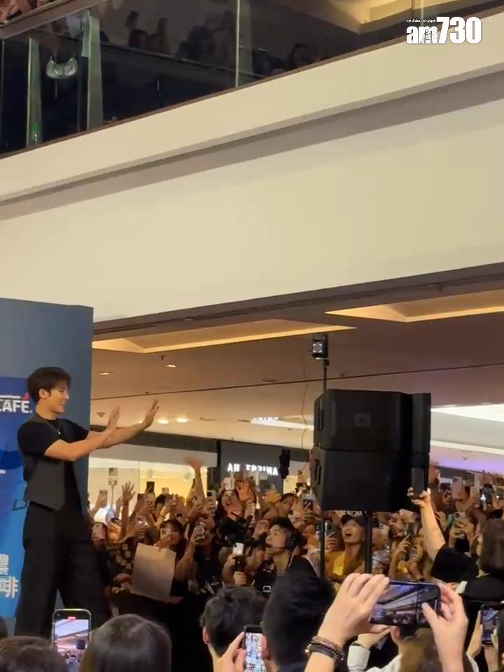 MINGYU走近粉絲打招呼。 (娛樂組攝)