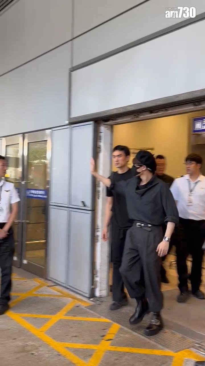 檀健次步出機場時,向四周的fans揮手。(娛樂組攝)