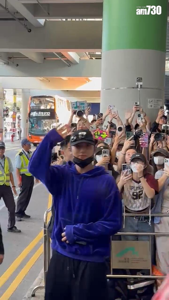 MINGYU一向親民,他向四周揮手,上車後跟拉低車窗,向對面馬路的fans打招呼。(娛樂組攝)