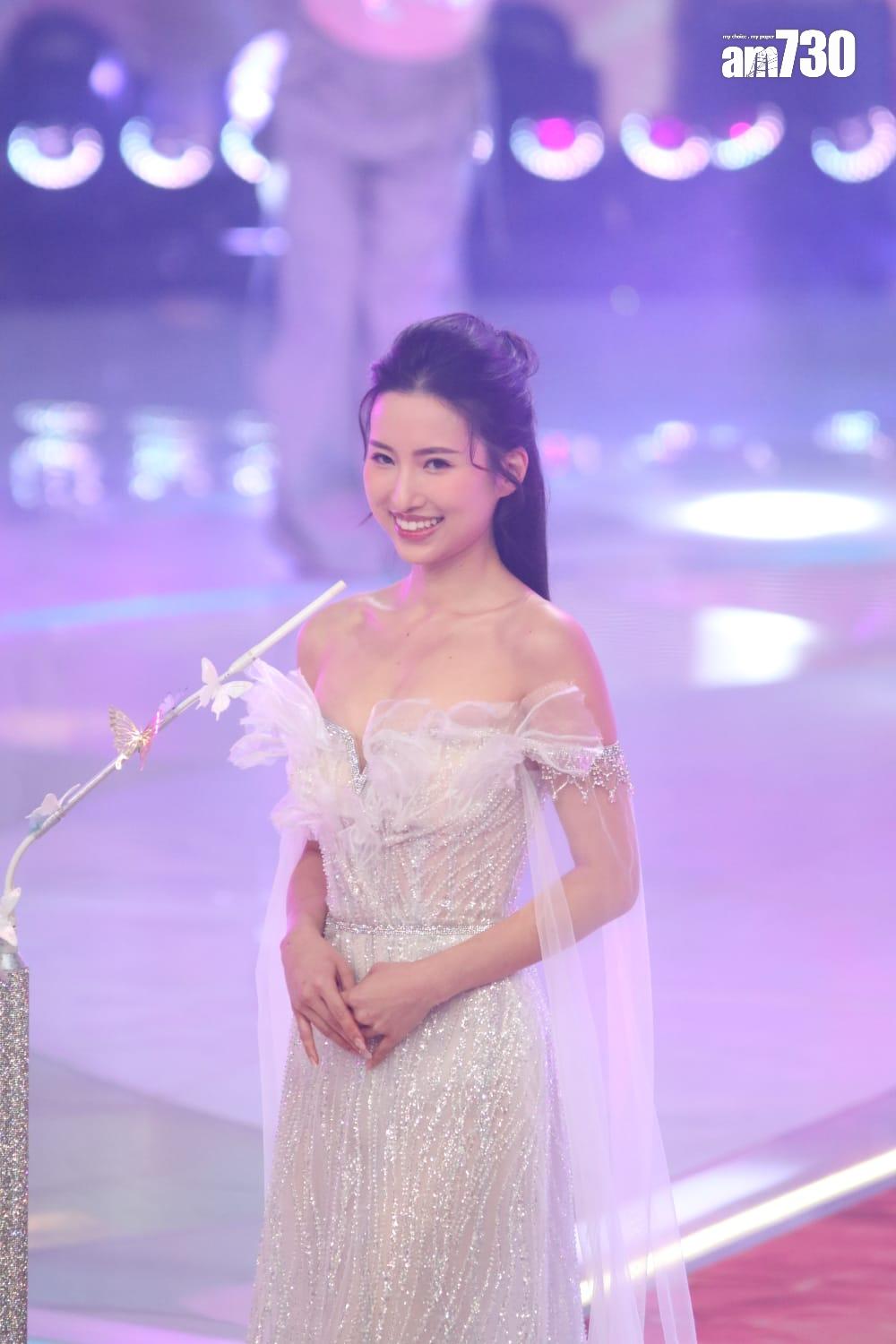 岳凡荻在自我介紹環節,用半鹹淡的廣東話以「我犯賤」讀出自己的名字。