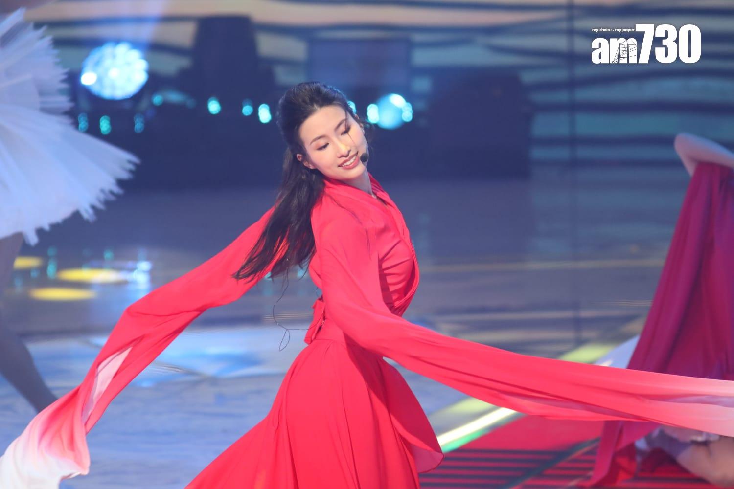 岳凡荻在自我介紹環節,用半鹹淡的廣東話以「我犯賤」讀出自己的名字。