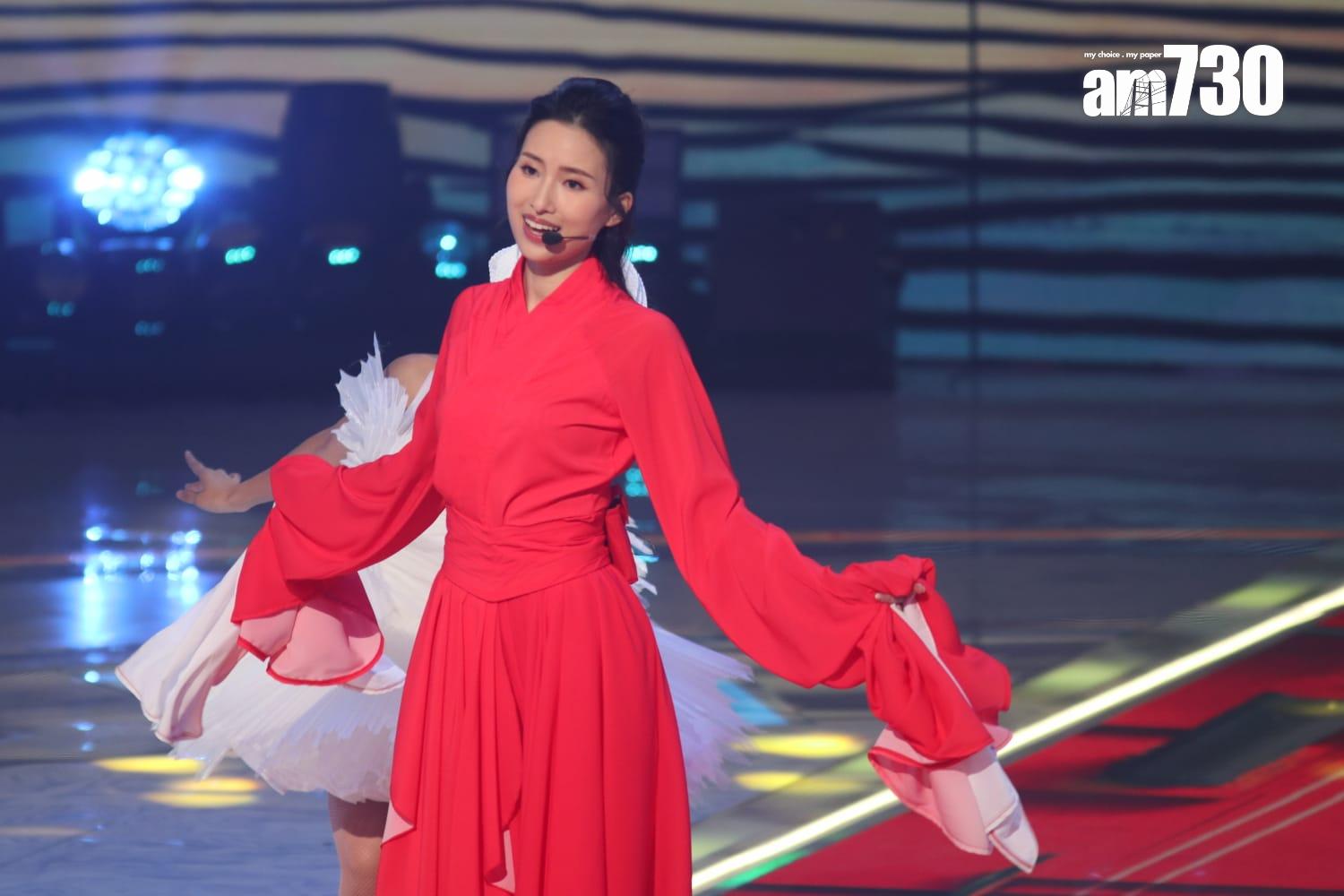 岳凡荻自稱是「岳飛第35代後人」。