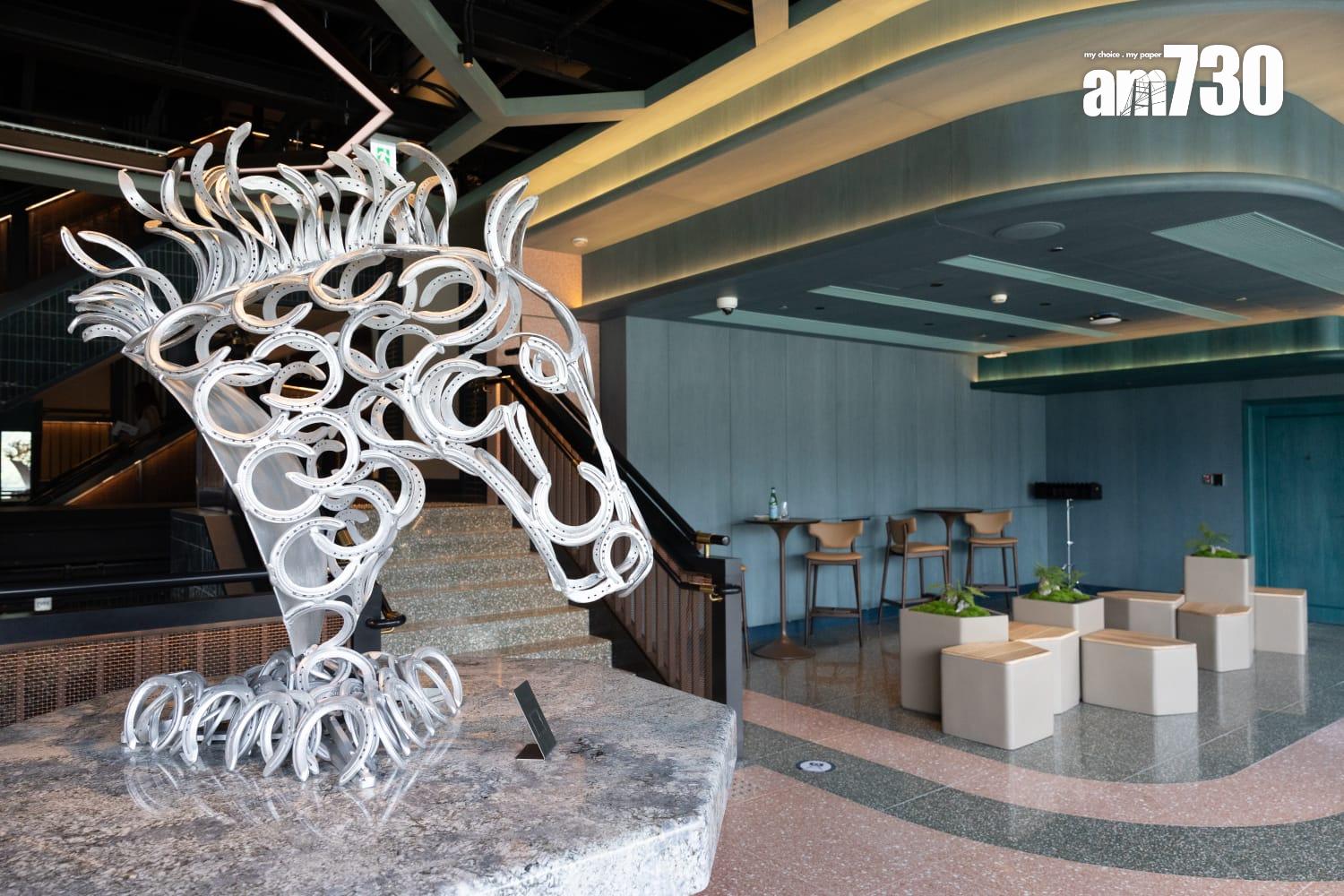 「天馬雲台」跑道觀賞區內展出了多個由馬會釘甲匠親手鑄造的馬蹄鐵藝術作品。(蘇文傑攝)