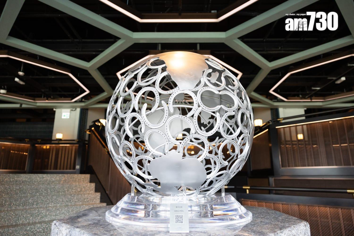 「天馬雲台」跑道觀賞區內展出了多個由馬會釘甲匠親手鑄造的馬蹄鐵藝術作品。(蘇文傑攝)