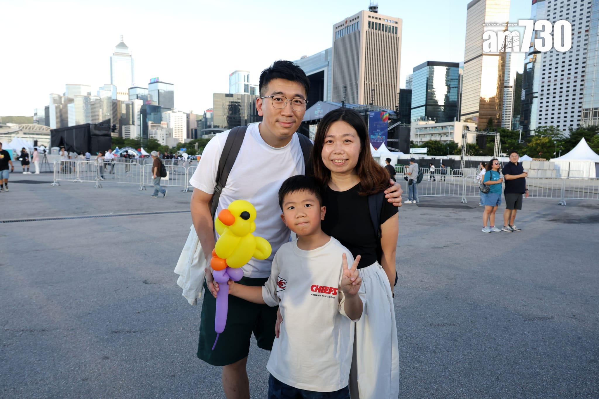 葉小姐帶同一家大小到場。