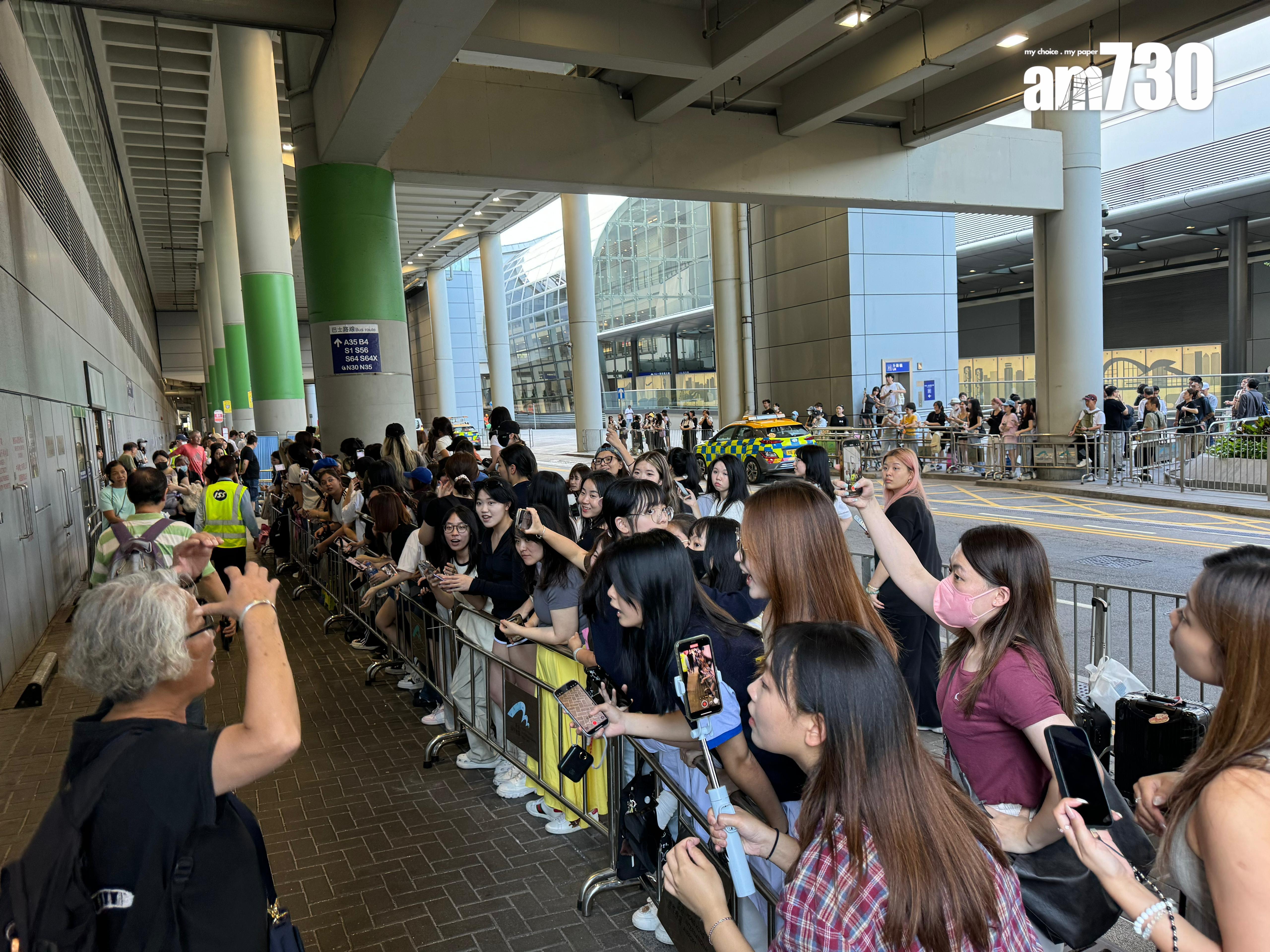 香港機場方面,一早企滿fans迎接偶像的來臨,現場秩序不算混亂。(娛樂組攝)