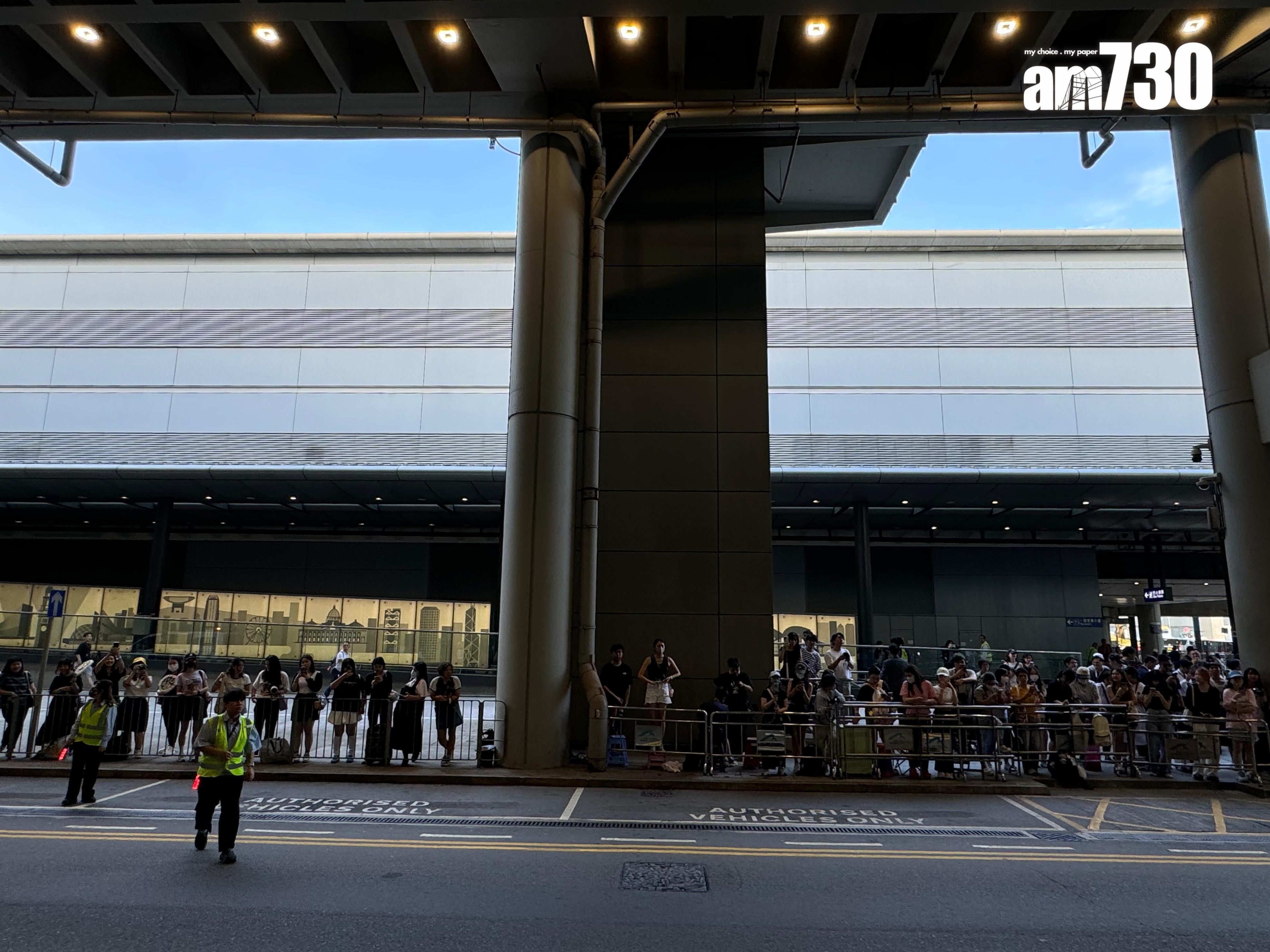 香港機場方面,一早企滿fans迎接偶像的來臨,現場秩序不算混亂。(娛樂組攝)