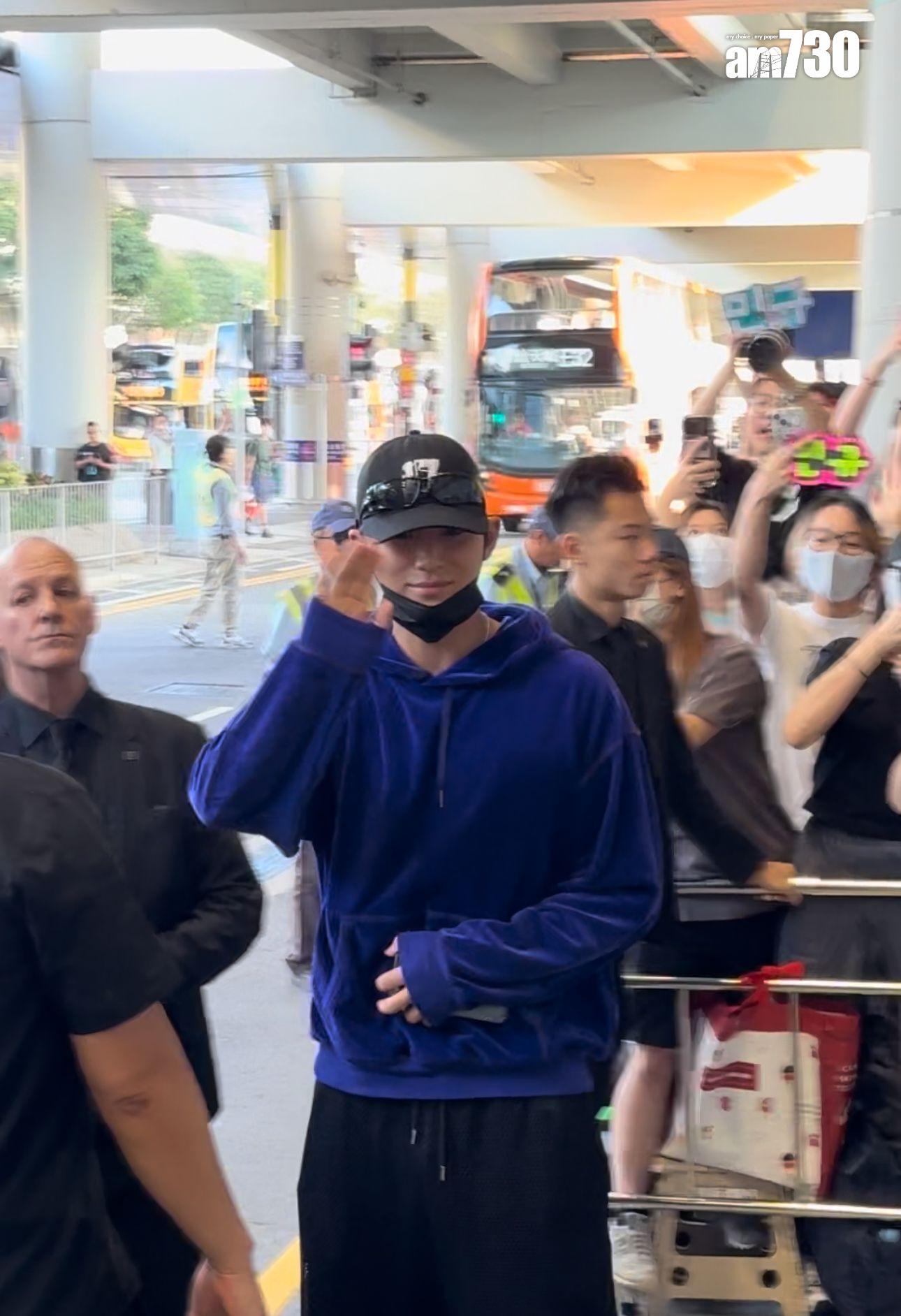 MINGYU一向親民,他向四周揮手,上車後跟拉低車窗,向對面馬路的fans打招呼。(娛樂組攝)