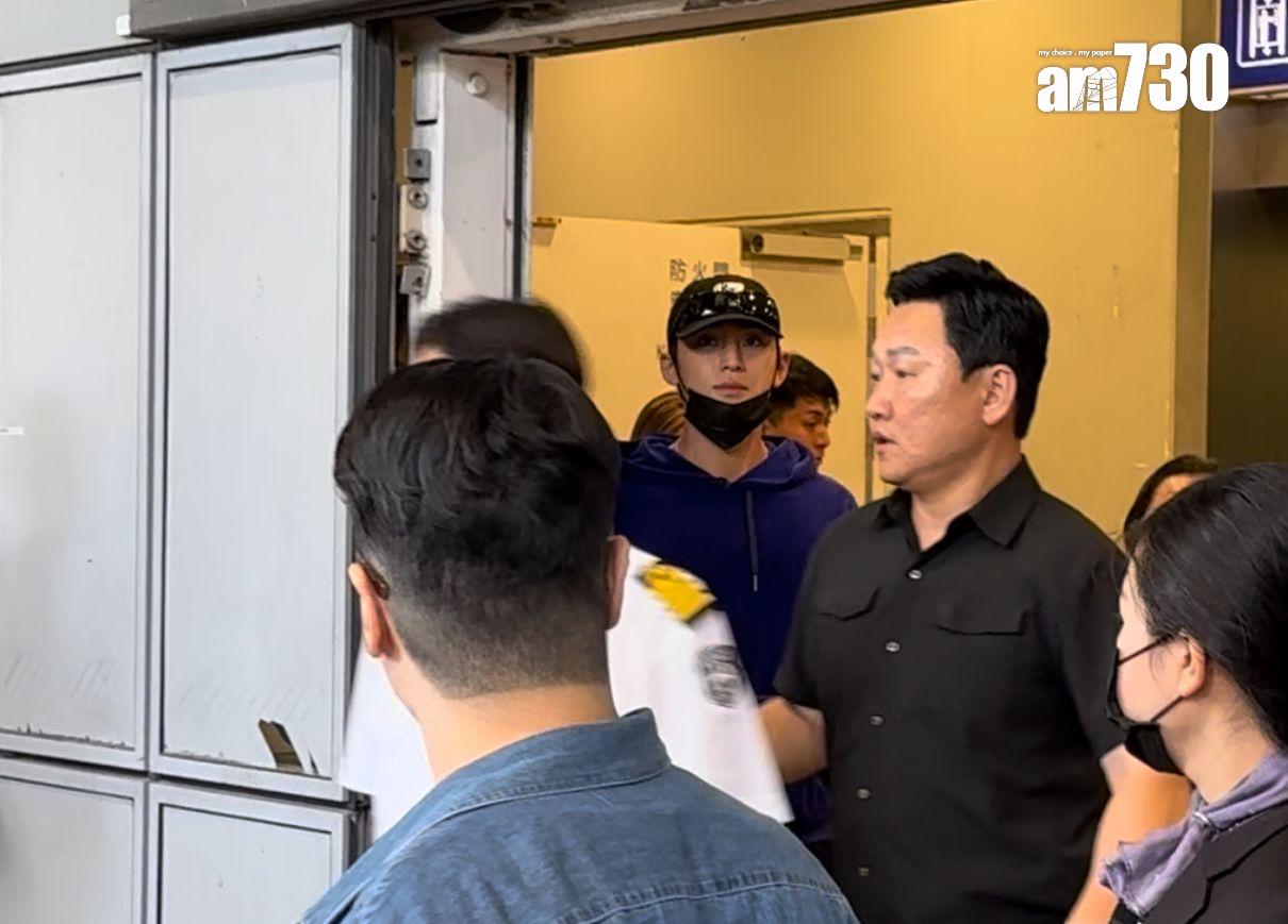 MINGYU一向親民,他向四周揮手,上車後跟拉低車窗,向對面馬路的fans打招呼。(娛樂組攝)