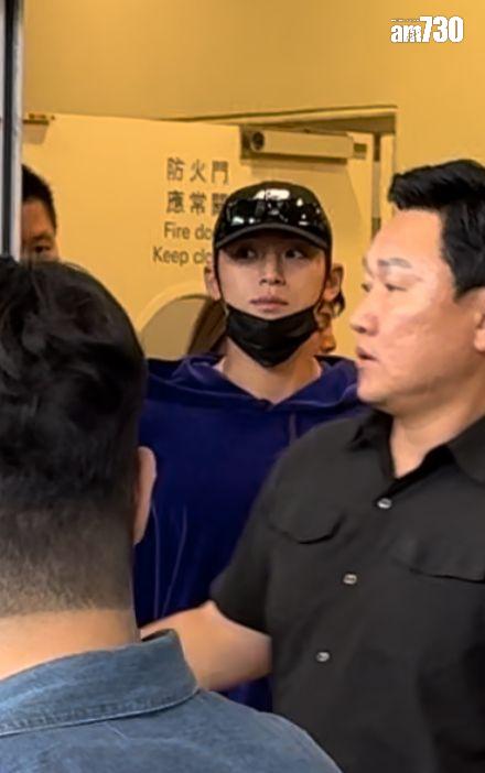 MINGYU一向親民,他向四周揮手,上車後跟拉低車窗,向對面馬路的fans打招呼。(娛樂組攝)