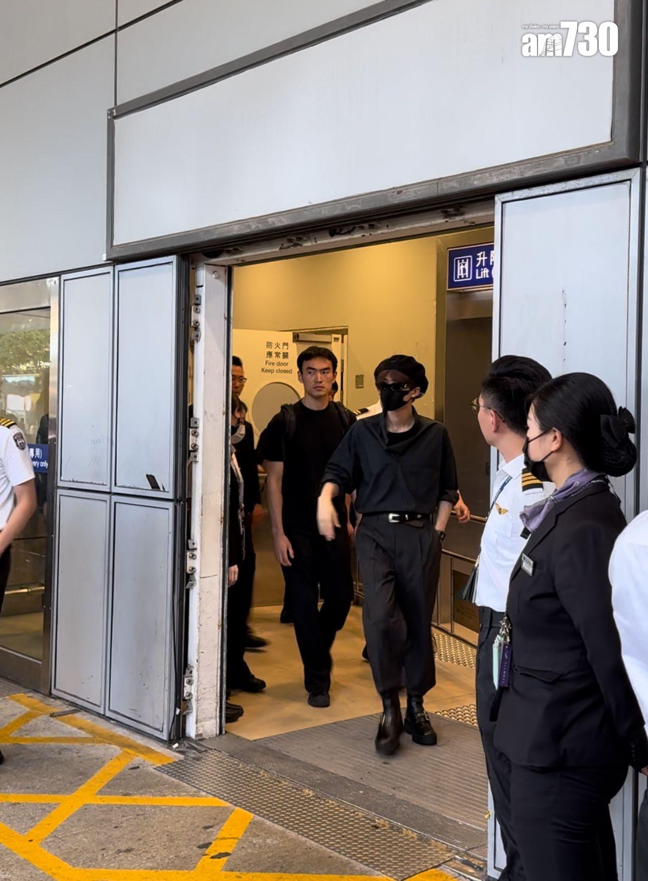 檀健次步出機場時,向四周的fans揮手。(娛樂組攝)