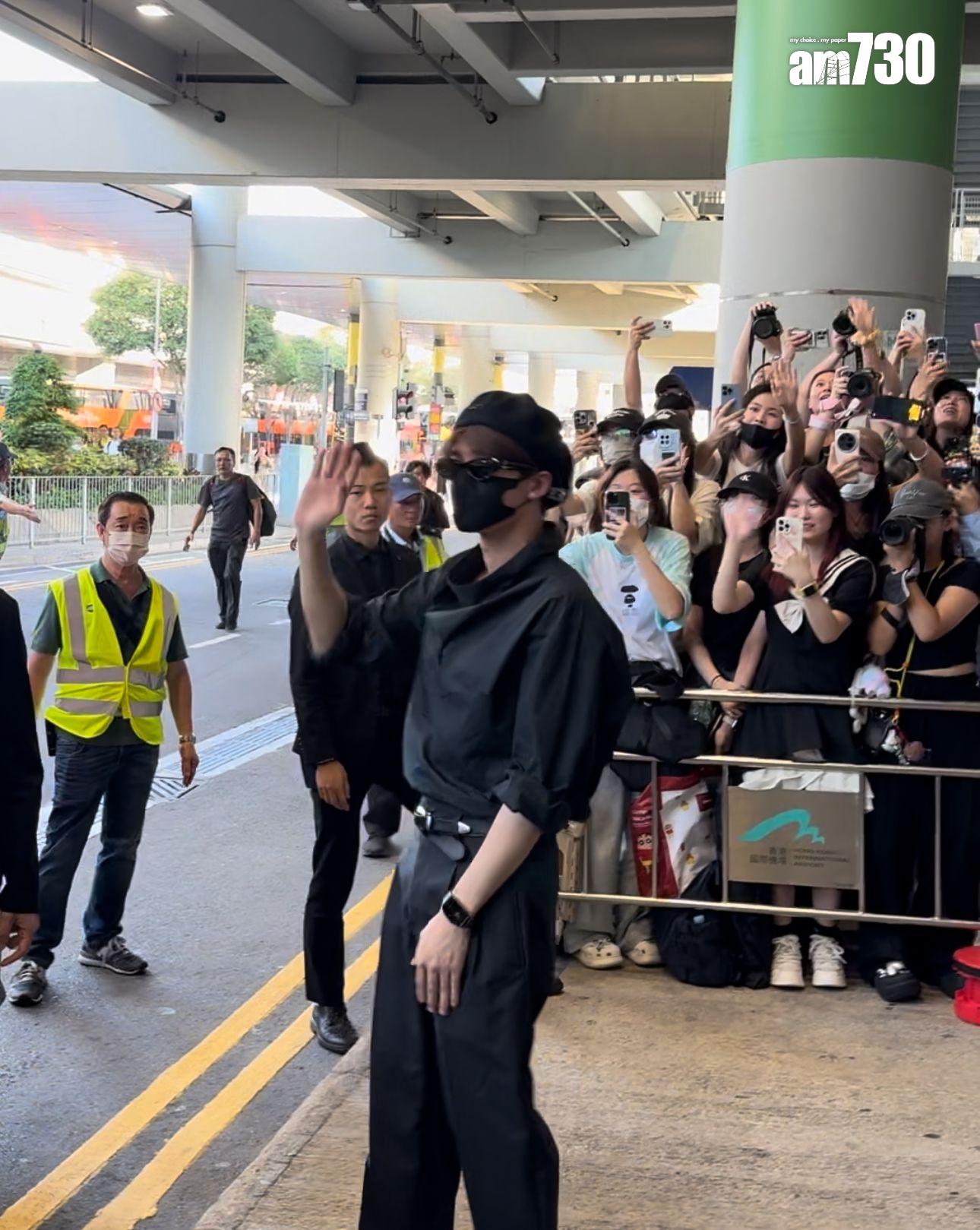 檀健次步出機場時,向四周的fans揮手。(娛樂組攝)