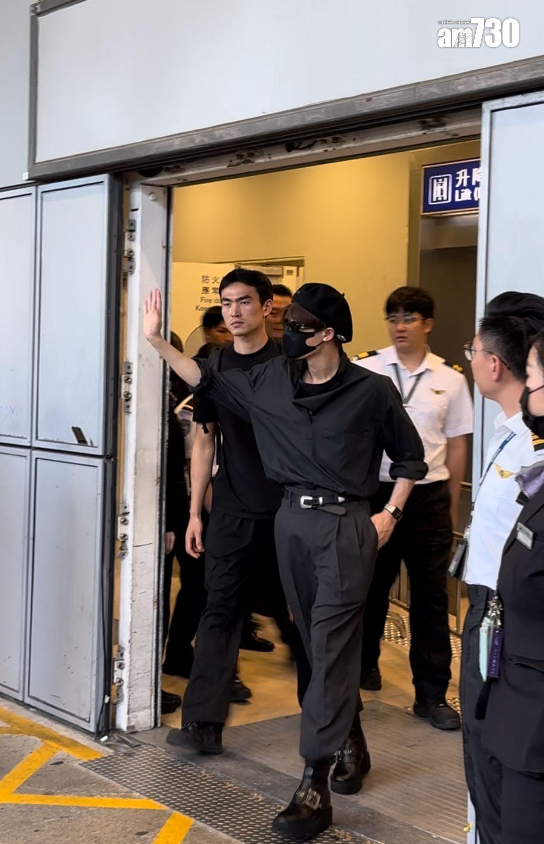 檀健次步出機場時,向四周的fans揮手。(娛樂組攝)