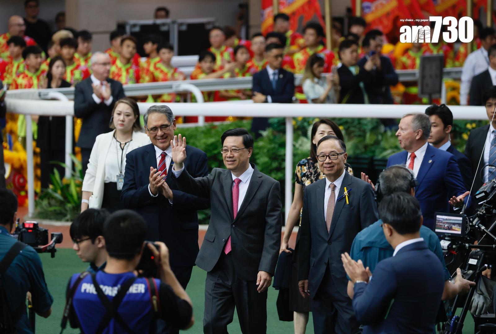 馬會今日開鑼 打風無阻馬迷熱情 (蘇文傑攝)