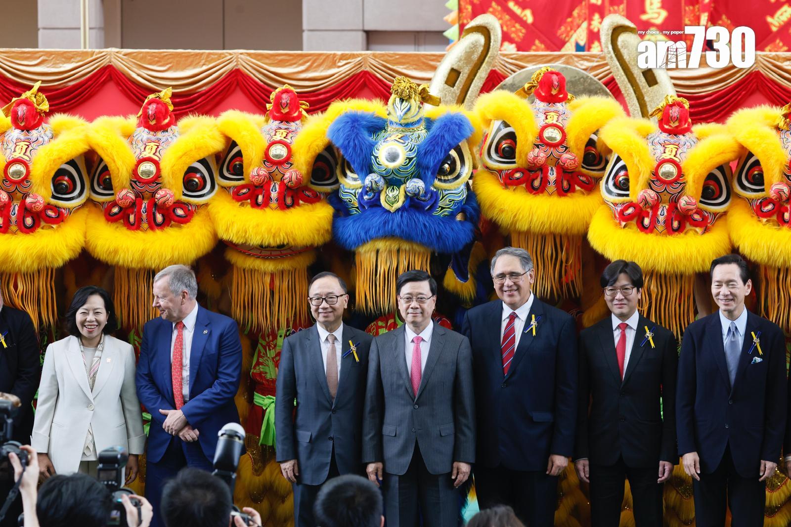 馬會今日開鑼 打風無阻馬迷熱情 (蘇文傑攝)