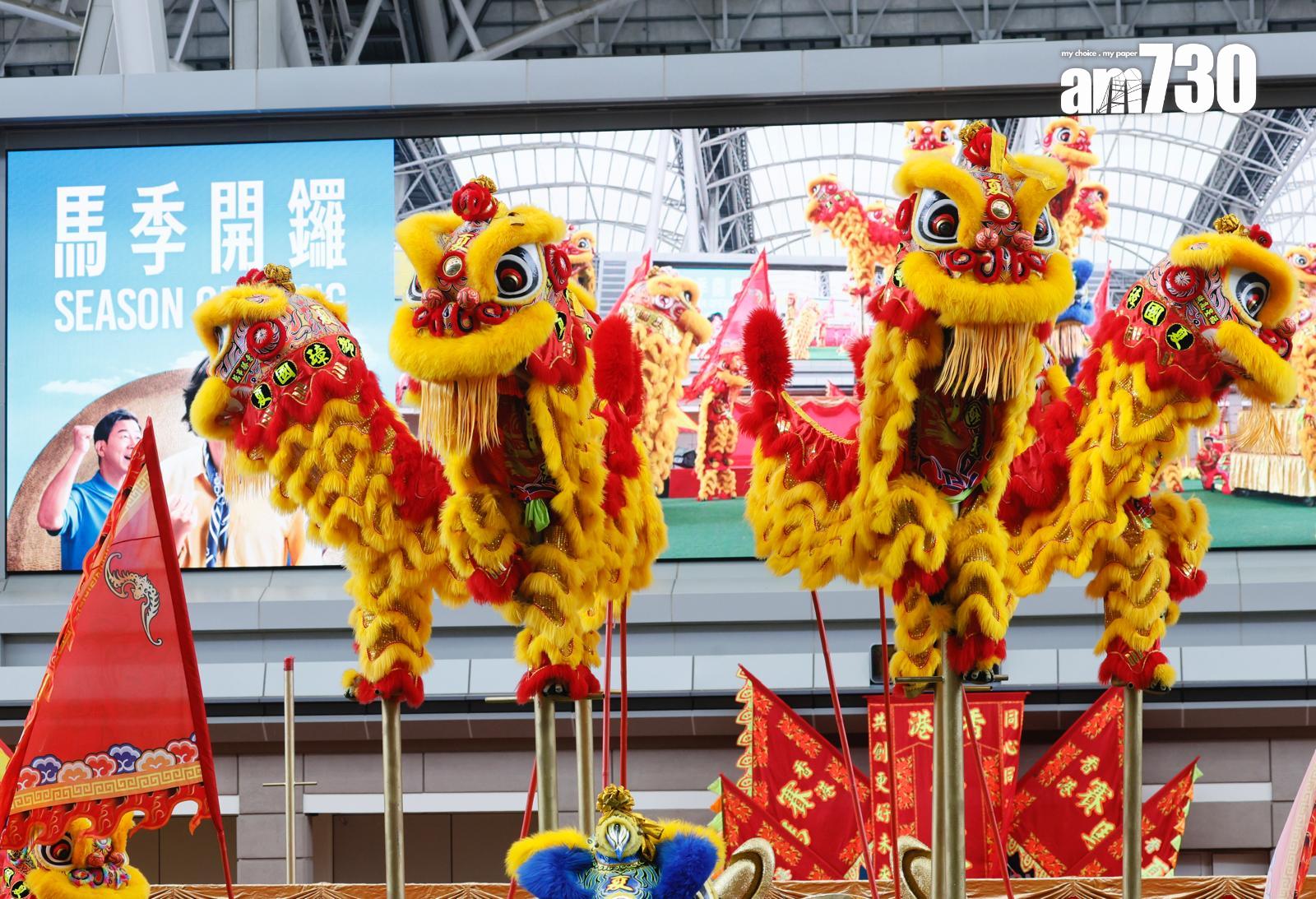 馬會今日開鑼 打風無阻馬迷熱情 (蘇文傑攝)