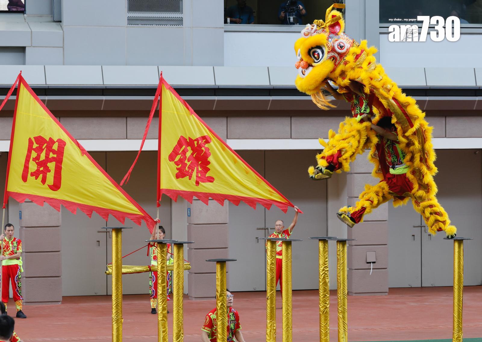 馬會今日開鑼 打風無阻馬迷熱情 (蘇文傑攝)