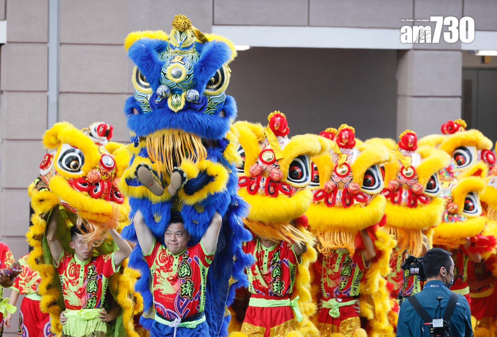 馬會今日開鑼 打風無阻馬迷熱情 (蘇文傑攝)