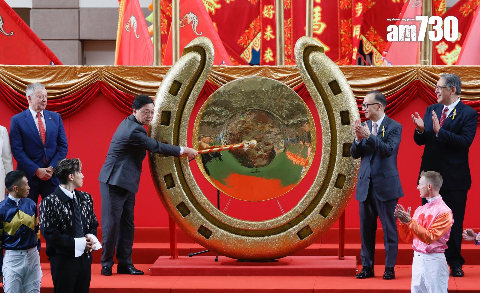 李家超主持敲鑼儀式。 (蘇文傑攝)