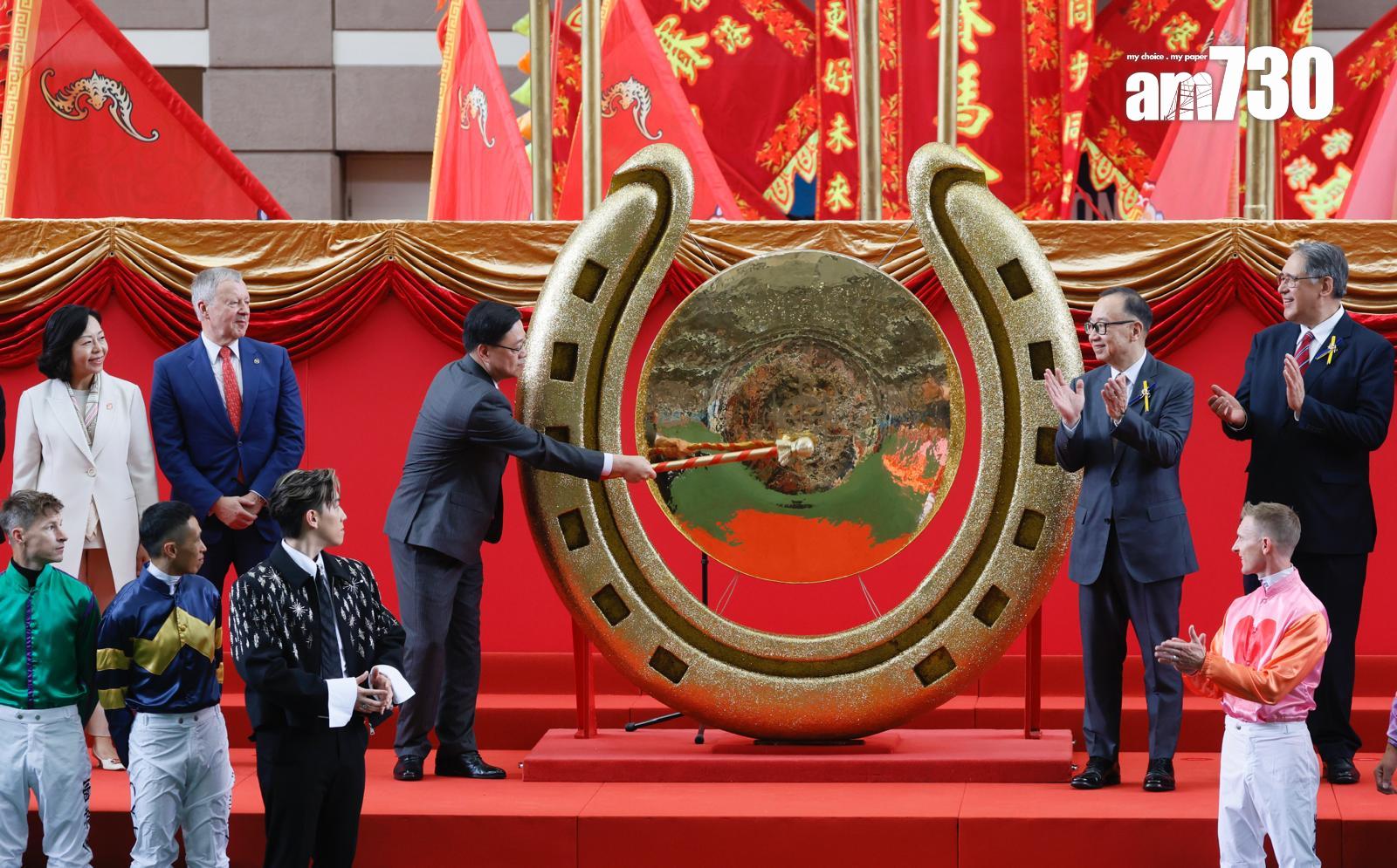 李家超主持敲鑼儀式。 (蘇文傑攝)