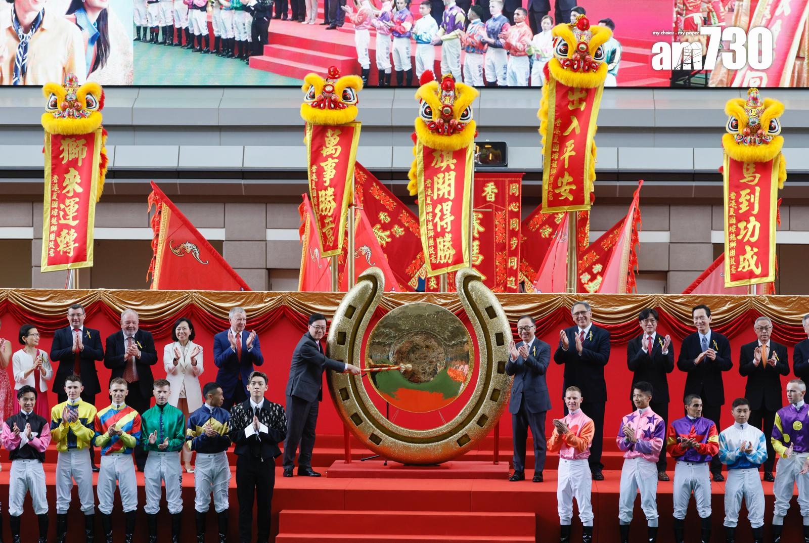馬會今日開鑼 打風無阻馬迷熱情 (蘇文傑攝)